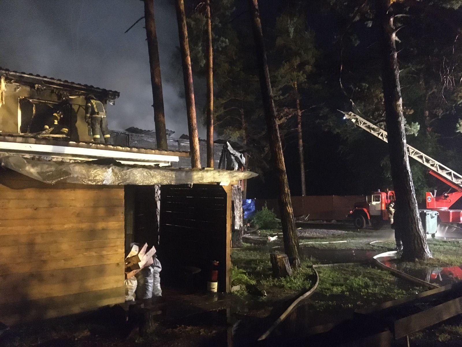 Фото МЧС опубликовало фото с места пожара ресторана Shalet в Новосибирске 6